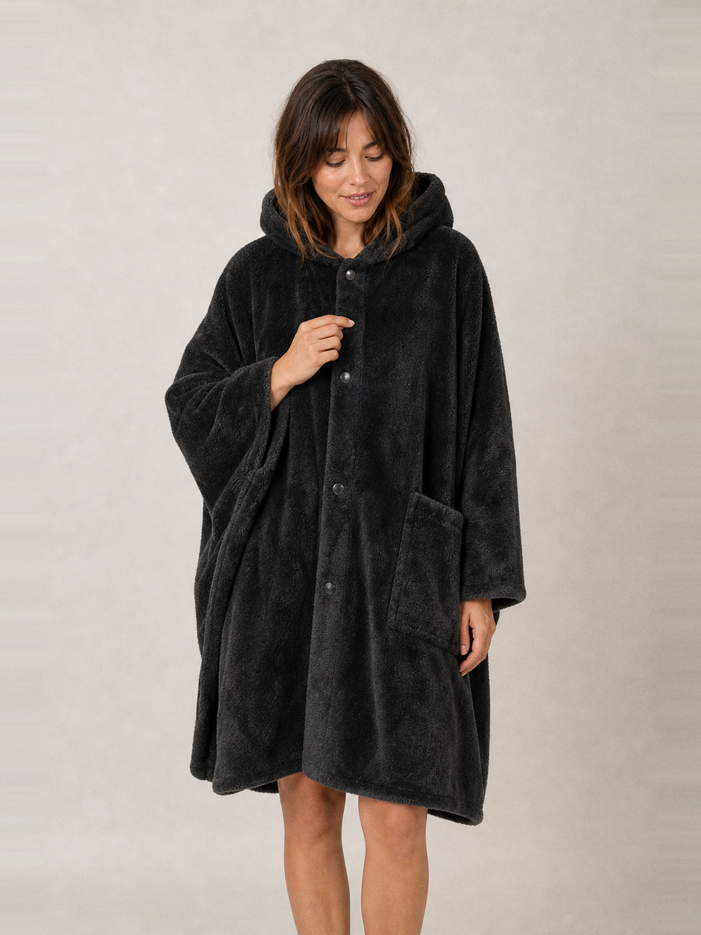 Manteau peignoir noir femme – la fermeture à boutons