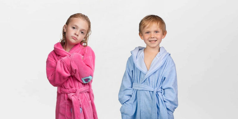 Fillette en robe de chambre rose