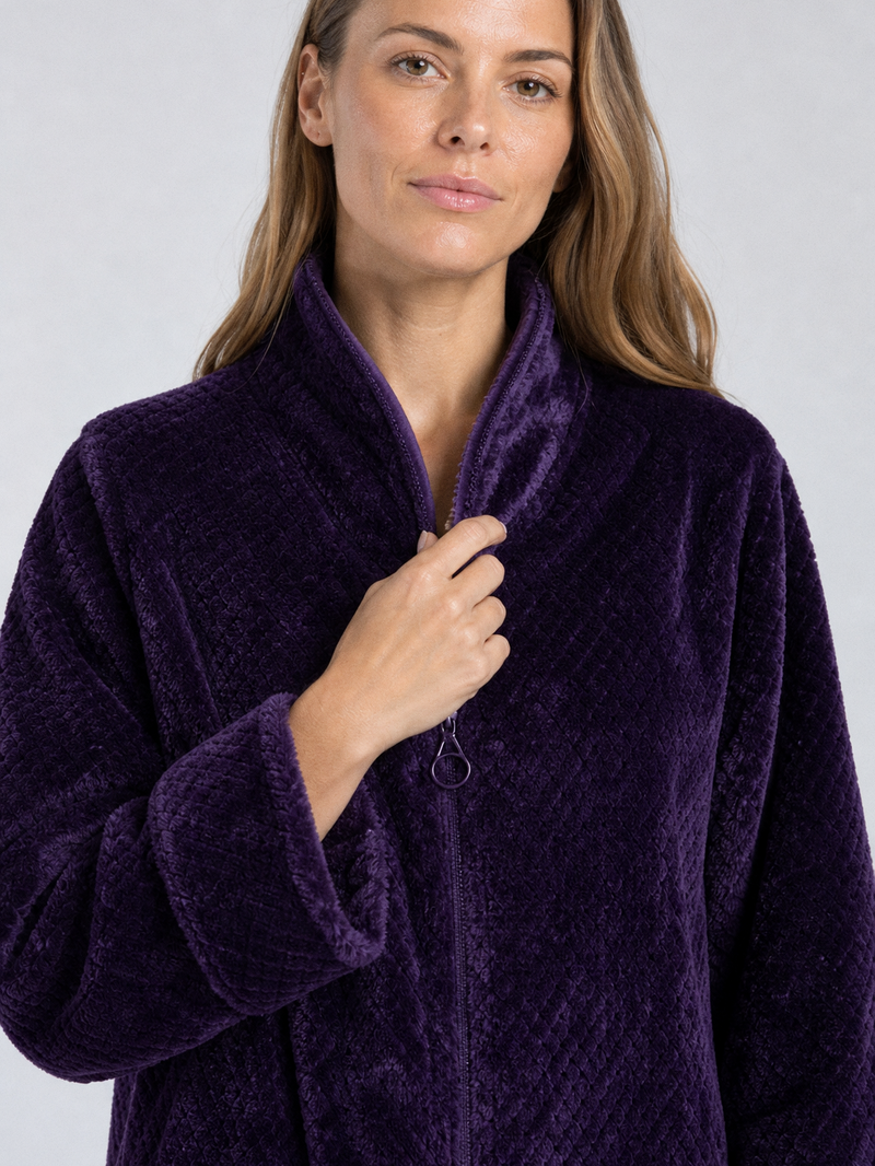 Femme en peignoir polaire violet doux, gros plan sur la matière