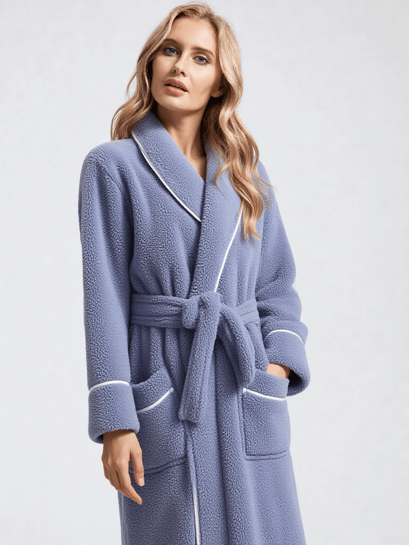 Femme portant une robe de chambre polaire longue bleue à col châle