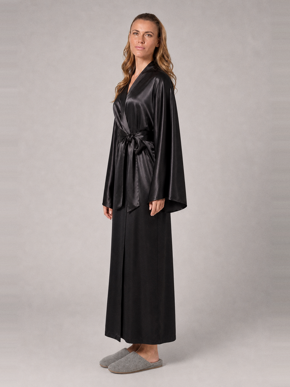 Peignoir femme satin long – longueur portée de profil