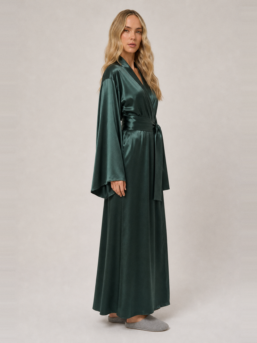 Peignoir kimono femme en satin long – longueur portée de profil