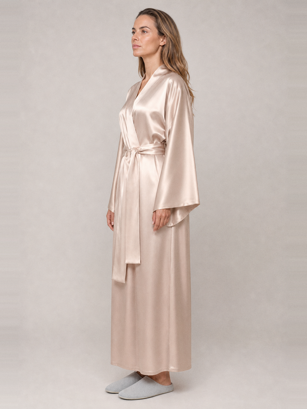 Peignoir long satin – longueur portée de profil