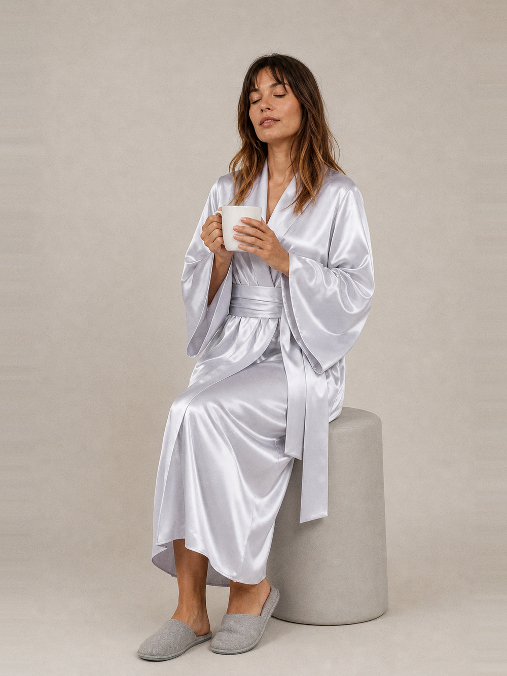 Peignoir satin mariage – portée assise