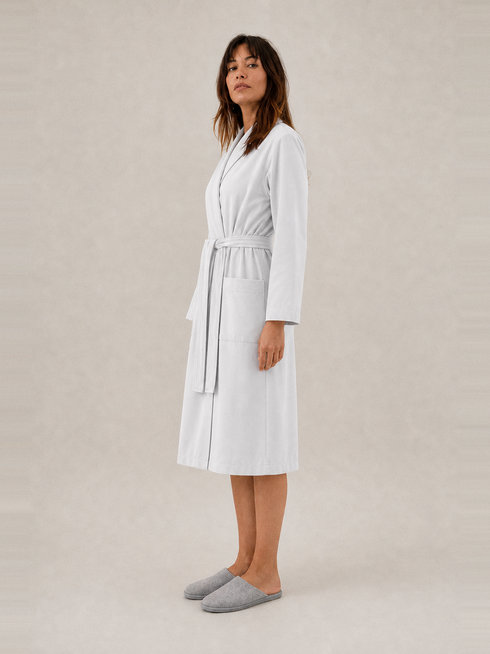 Robe de chambre blanche – longueur portée de profil