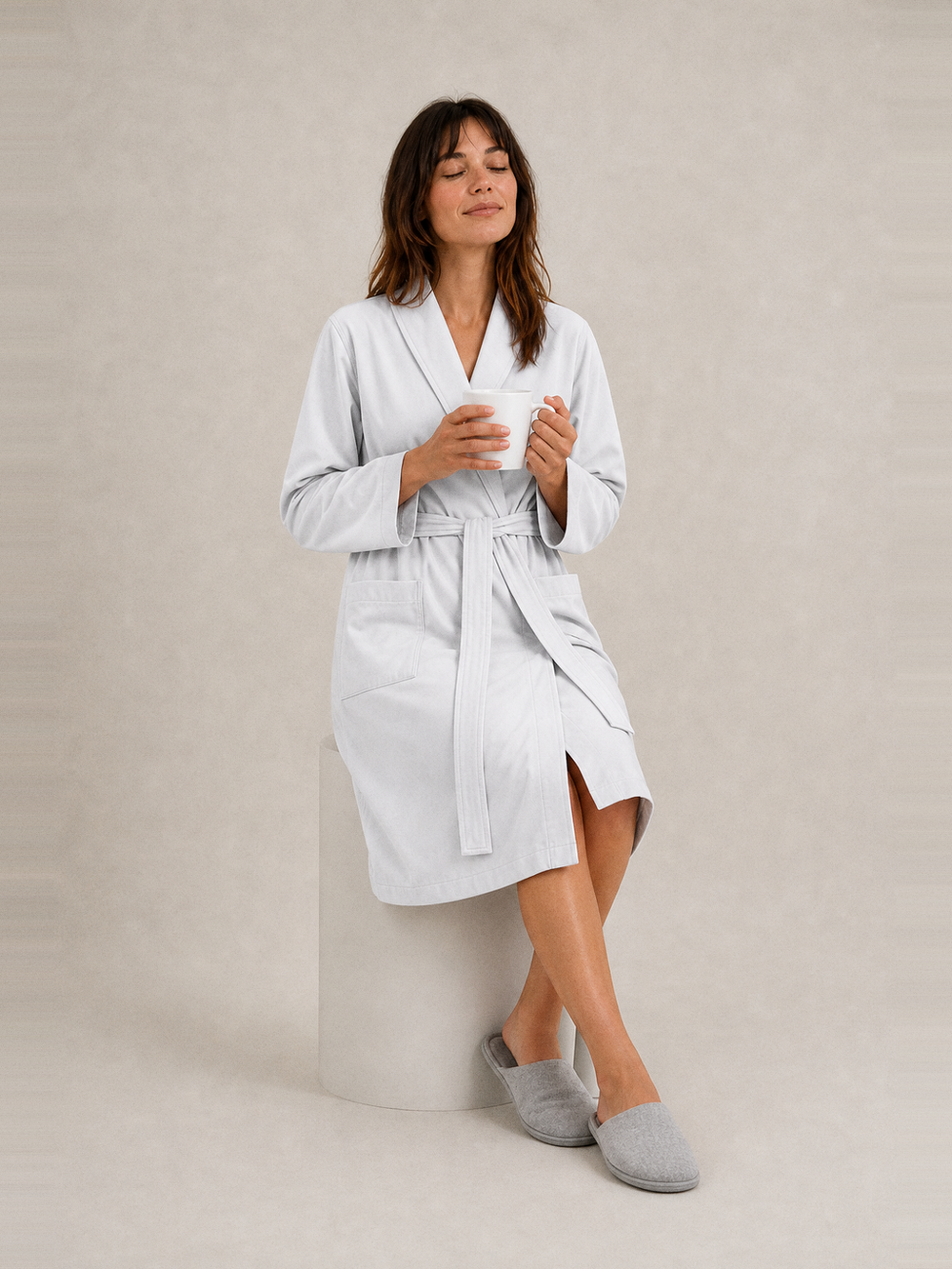 Robe de chambre blanche – portée assise