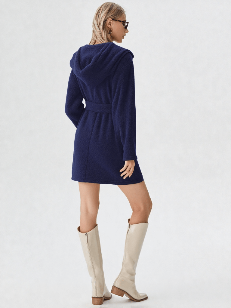 Vue de dos ou tombé, robe de chambre courte polaire femme