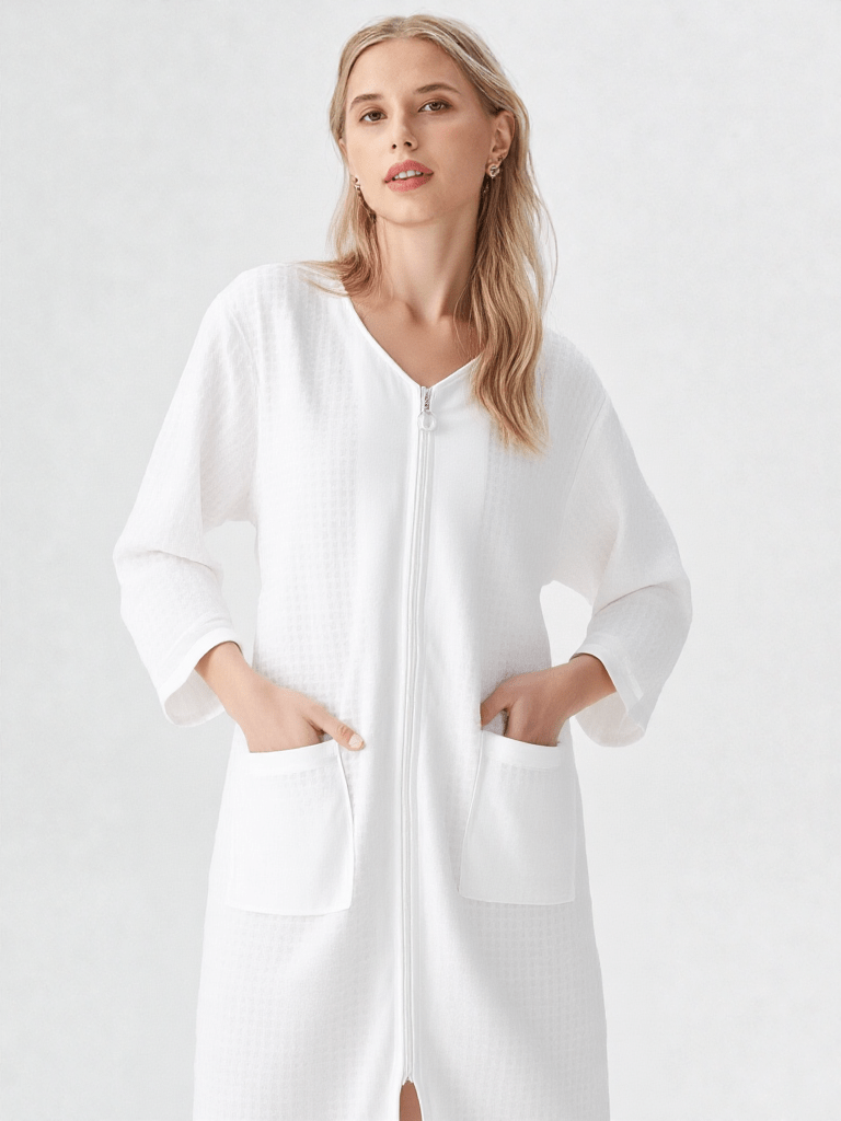 Détail matière et finitions, robe de chambre courte zippée femme