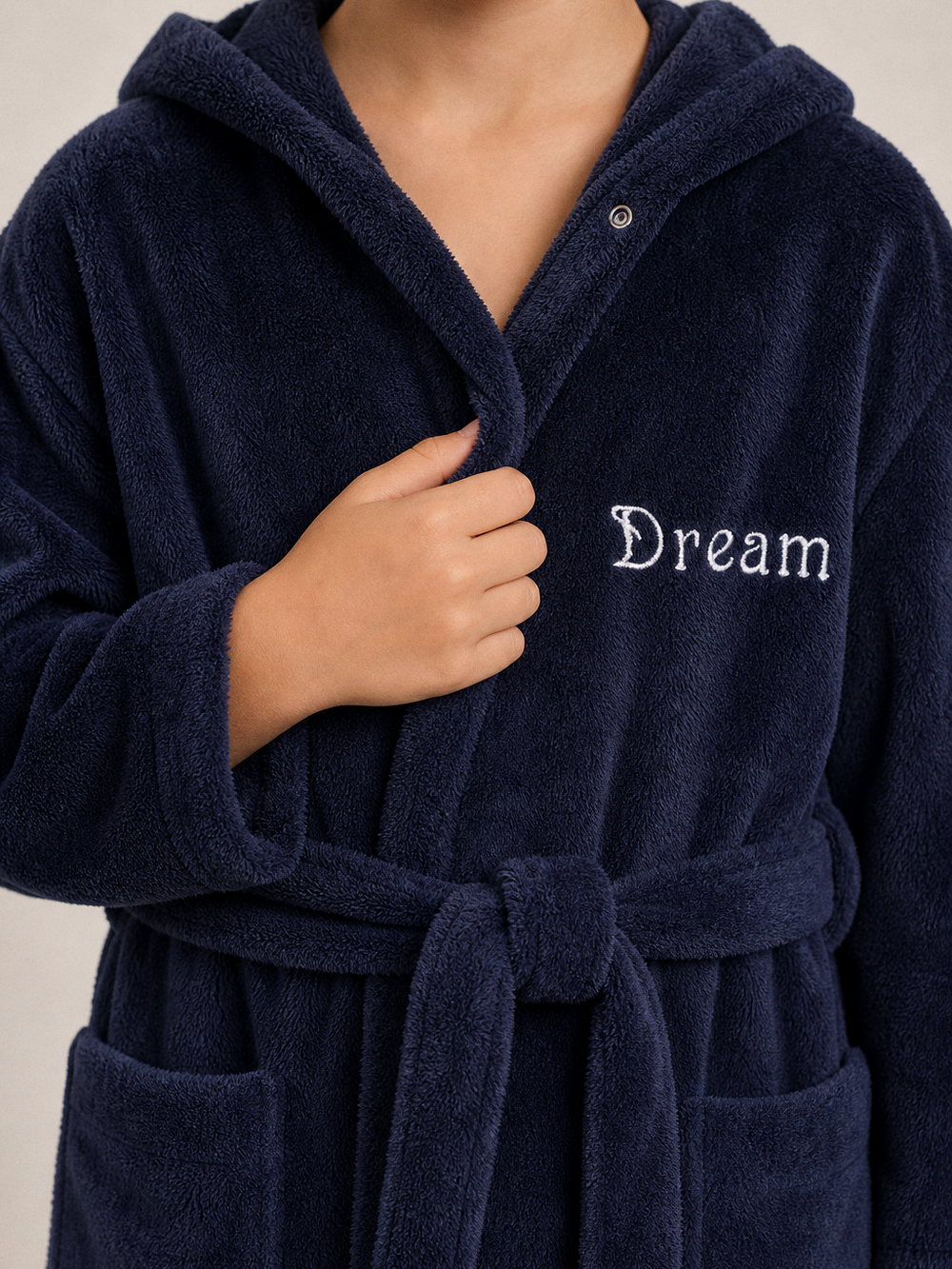 Robe de chambre enfant brodée – gros plan matière