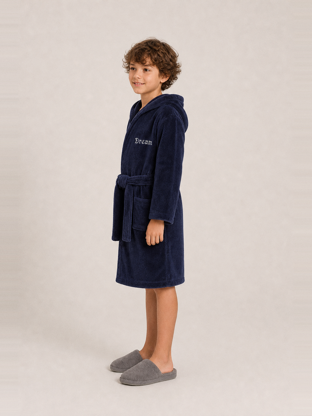 Robe de chambre enfant brodée – longueur portée de profil