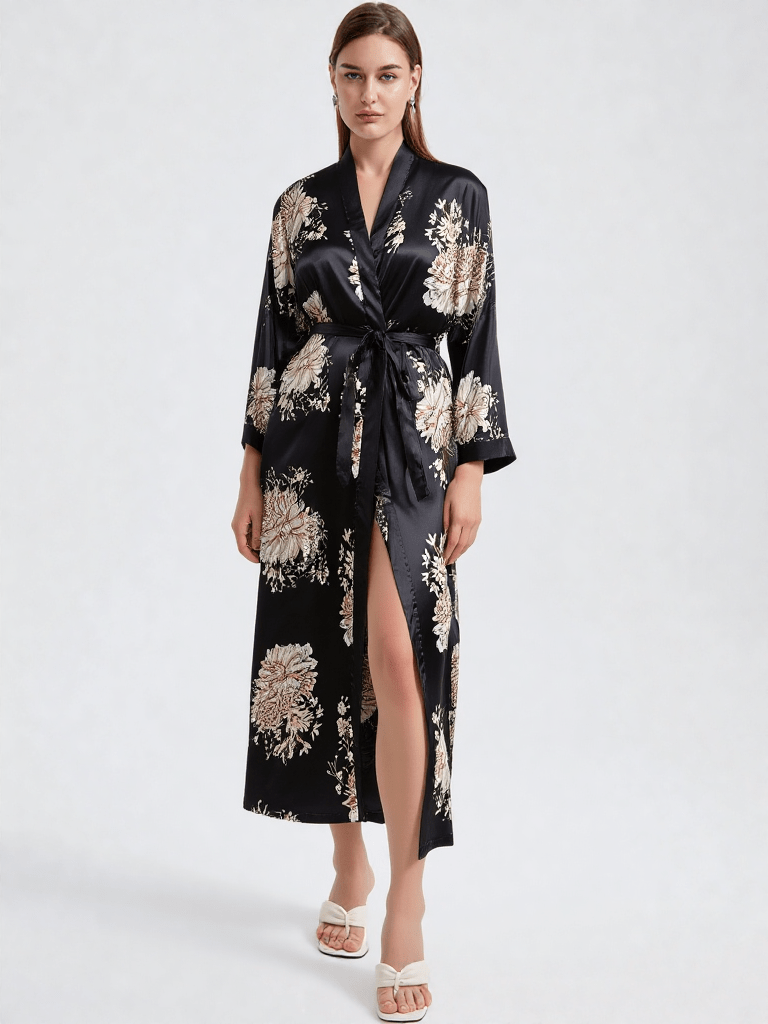 Robe de chambre été grande taille, vue portée, femme, grandetaille, kimono, leger, long, motif, original, rouge, satin, soie, été