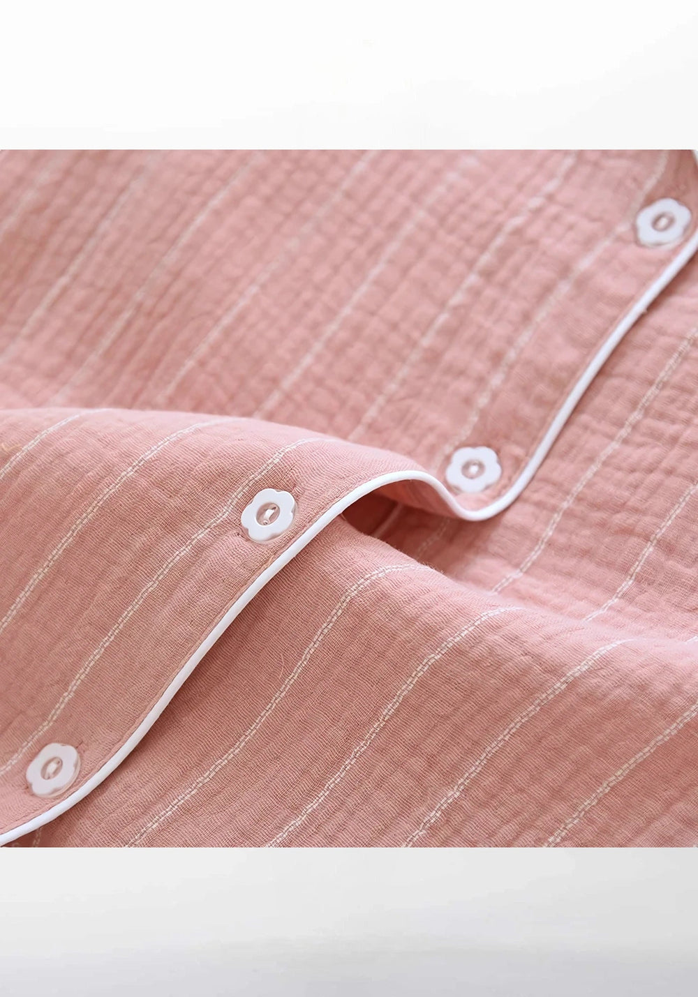 Vue de dos ou tombé, robe de chambre femme a bouton
