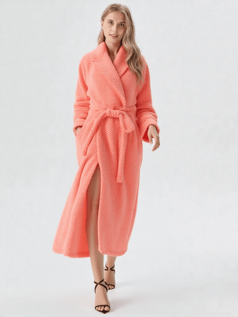 Robe de chambre femme courtelle longue, vue portée, chaud, femme, hiver, kimono, long, luxe, pilou, polaire, rose, treschaud, uni, velour