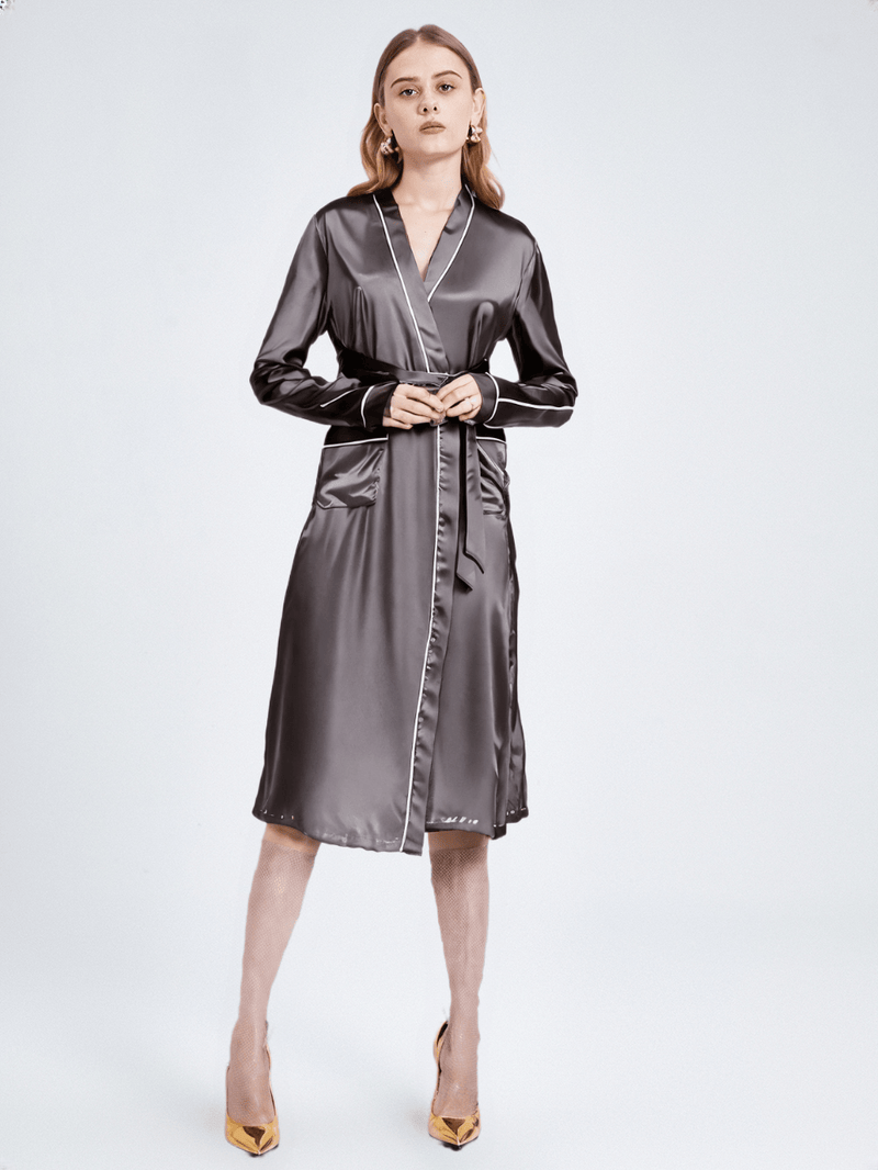 Robe de chambre femme en soie longue, vue portée, chic, femme, kimono, long, luxe, marron, satin, soie, uni, été