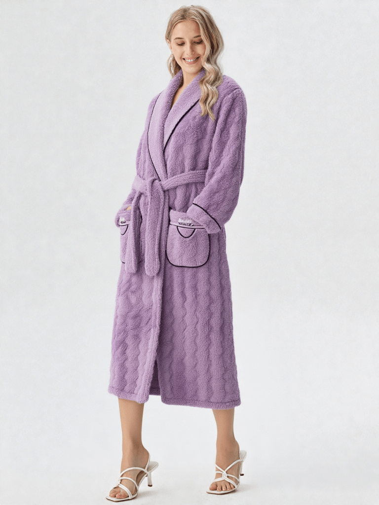 Robe de chambre femme hiver luxe, vue portée, chaud, chic, femme, grandetaille, kimono, long, luxe, matelasse, polaire, treschaud, uni, velour, violet