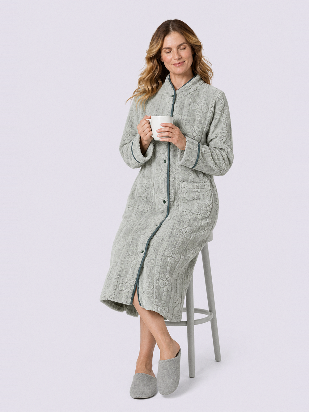Robe de chambre femme longue boutonnée – portée assise