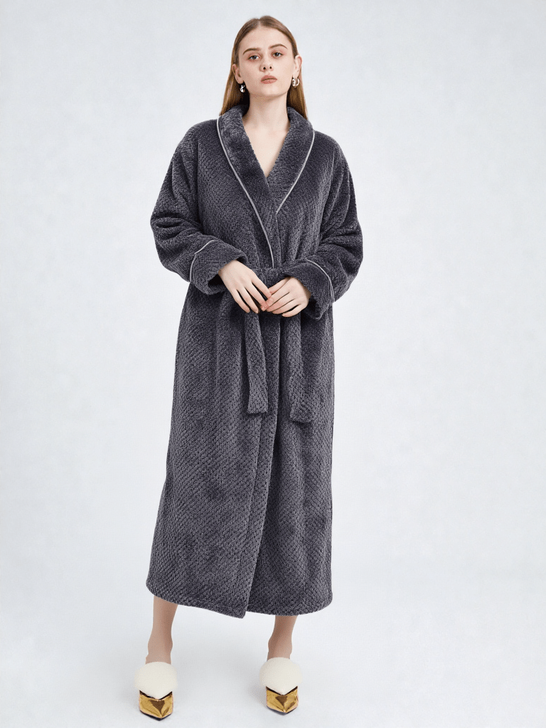 Robe de chambre femme longue et chaude, vue portée, chaud, femme, gris, hiver, kimono, long, luxe, pilou, polaire, treschaud, uni, velour