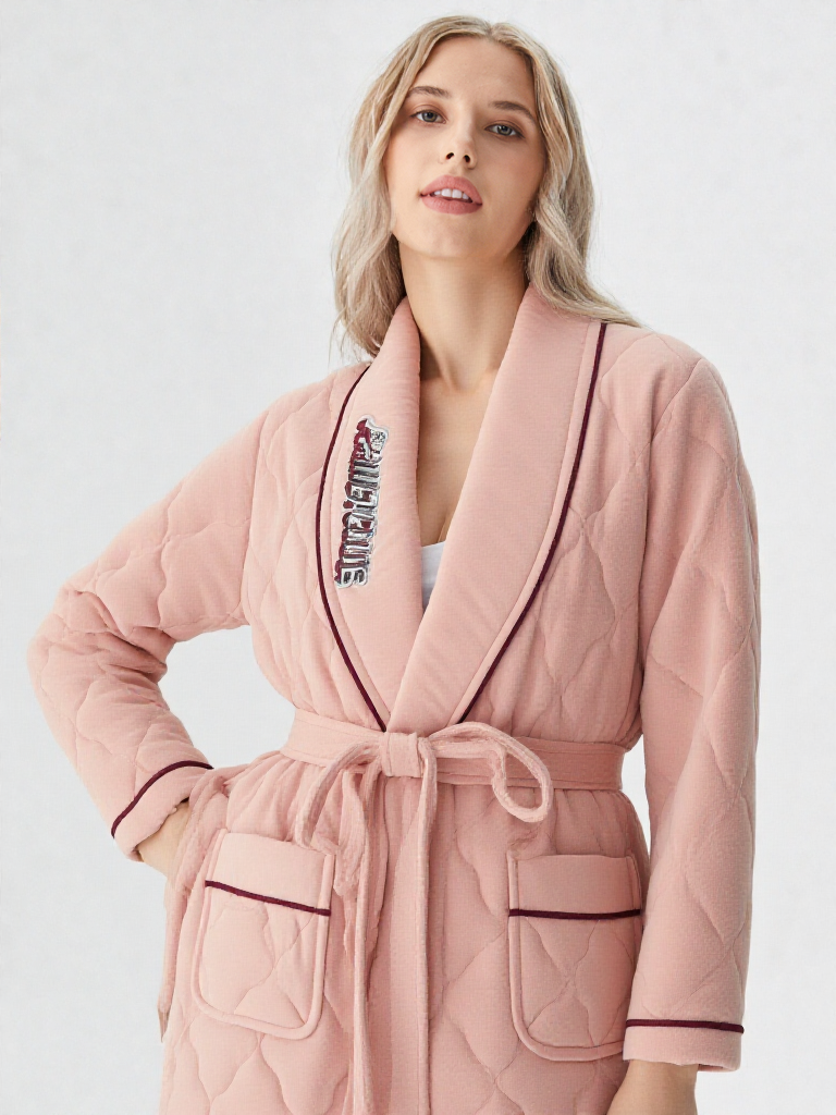 Robe de chambre femme matelassée, vue portée, chaud, chic, femme, grandetaille, kimono, long, luxe, matelasse, polaire, rose, treschaud, uni, velour