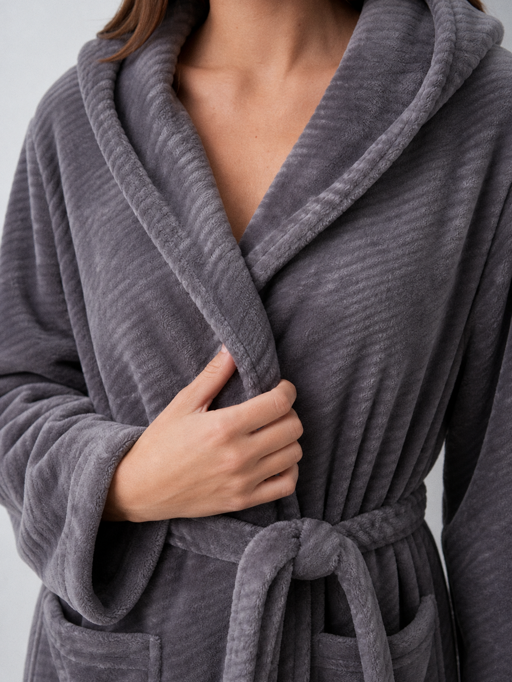 Robe de chambre polaire grise femme longue à capuche – gros plan matière