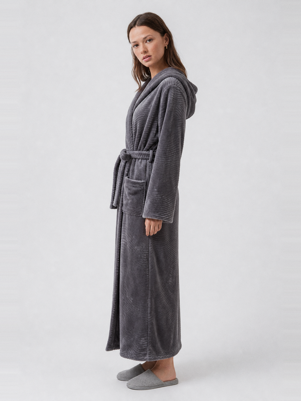 Robe de chambre polaire grise femme longue à capuche – longueur portée de profil