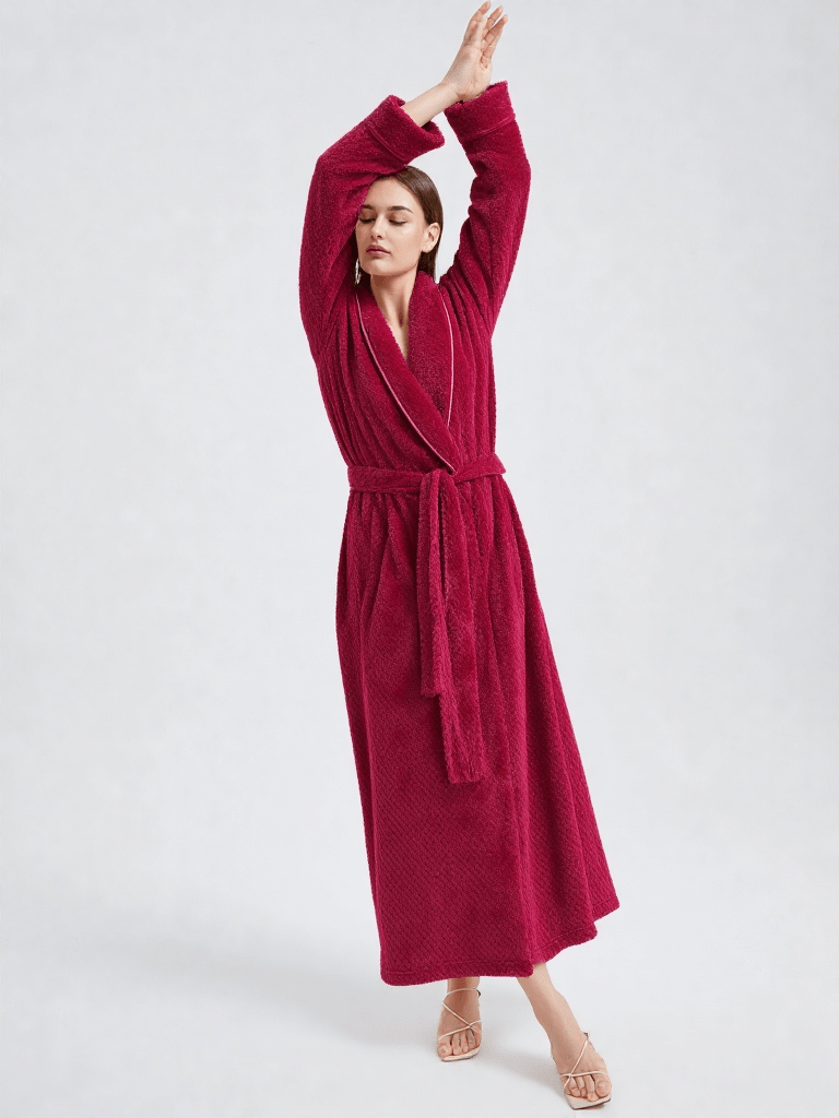 Détail matière et finitions, robe de chambre femme polaire rouge