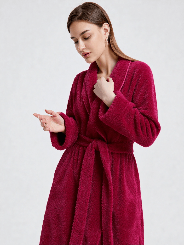 Vue de dos ou tombé, robe de chambre femme polaire rouge
