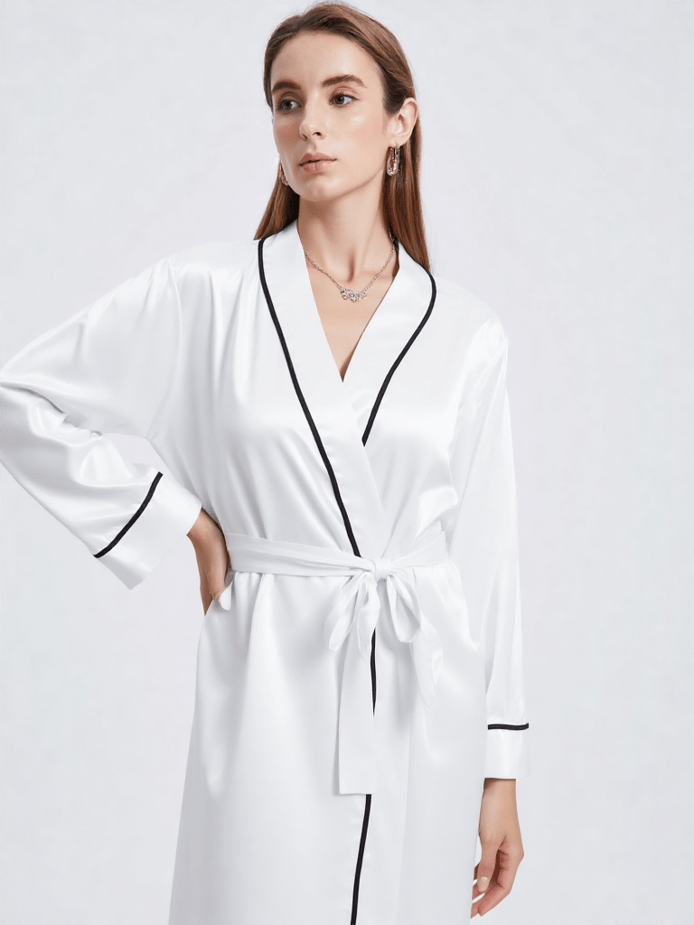 Détail matière et finitions, robe de chambre femme satin blanc