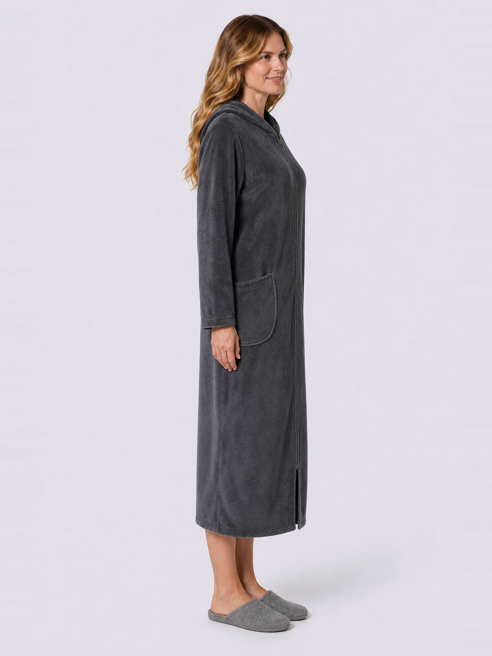 Robe de chambre femme senior facile à enfiler – longueur portée de profil