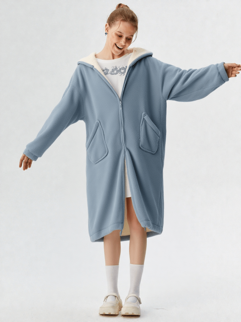 Robe de chambre fille ado bleu, vue portée, ado, bleu, bouton, boutonne, capuche, chaud, enfant, femme, fille, hiver, long, mrb-exclude-femme-hub, pilou, polaire, treschaud
