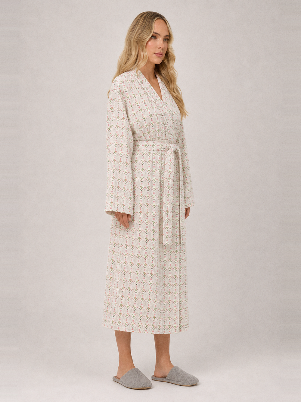 Robe de chambre fleurie femme – longueur portée de profil
