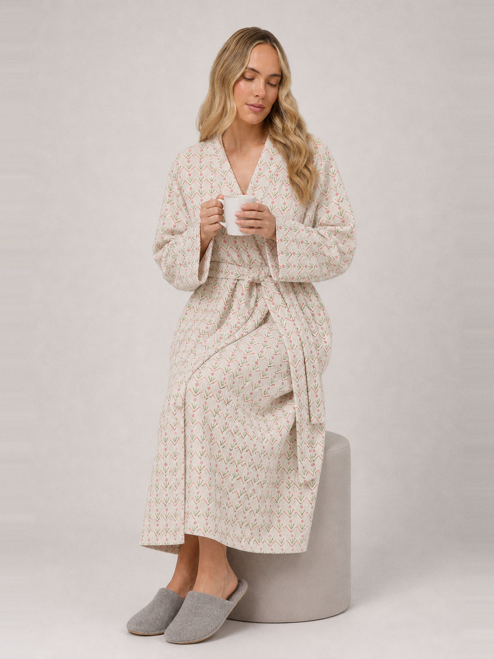 Robe de chambre fleurie femme – portée assise