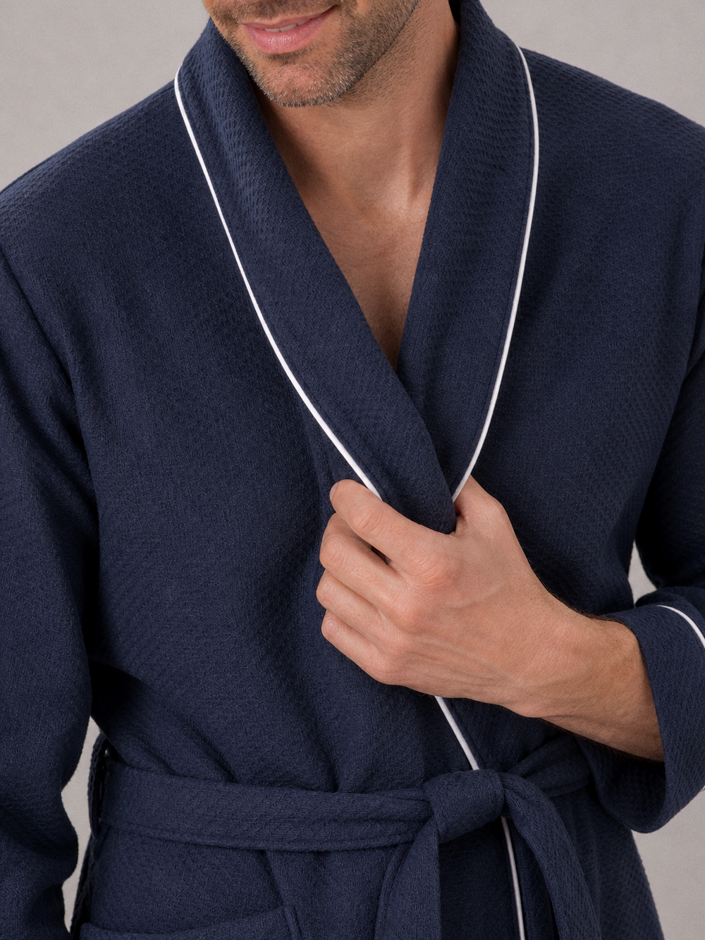 Robe de chambre homme moderne – gros plan matière