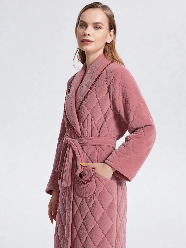 Détail matière et finitions, robe de chambre longue chaude pour femme matelassé