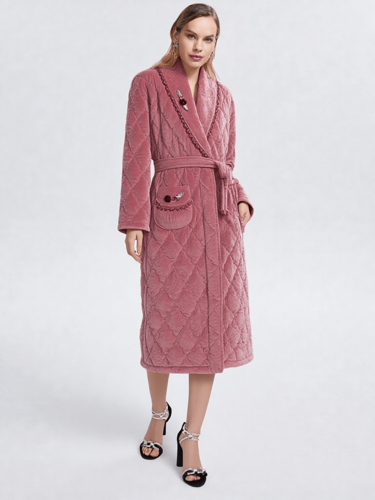 Robe de chambre longue chaude pour femme matelassé, vue portée, chaud, chic, femme, grandetaille, kimono, long, luxe, matelasse, polaire, rose, treschaud, uni, velour