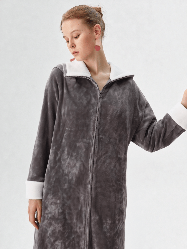 Robe de chambre longue et chaude pour femme, vue portée, chaud, femme, gris, hiver, long, maternite, pilou, polaire, treschaud, uni