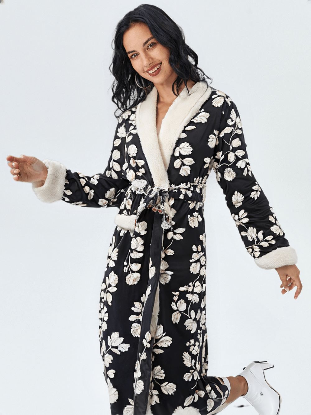 Vue de dos ou tombé, robe de chambre longue femme luxe
