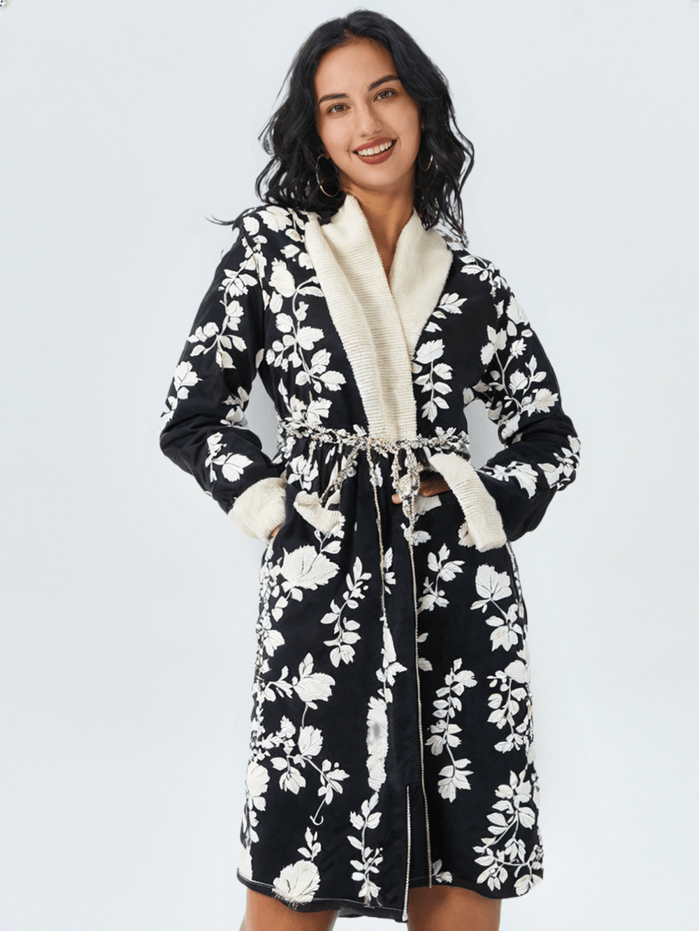 Robe de chambre longue femme luxe, vue portée, chaud, femme, hiver, kimono, long, luxe, mami, motif, noir, pilou, polaire, treschaud, velour