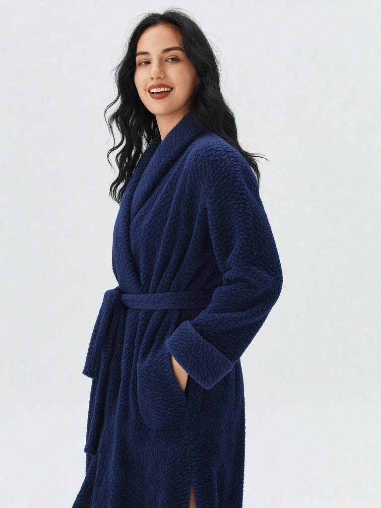 Robe de chambre longue polaire bleu femme, vue portée, bleu, chaud, femme, hiver, kimono, long, luxe, pilou, polaire, treschaud, uni, velour