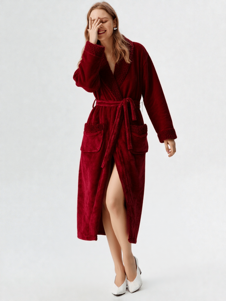 Vue de dos ou tombé, robe de chambre longue velours femme