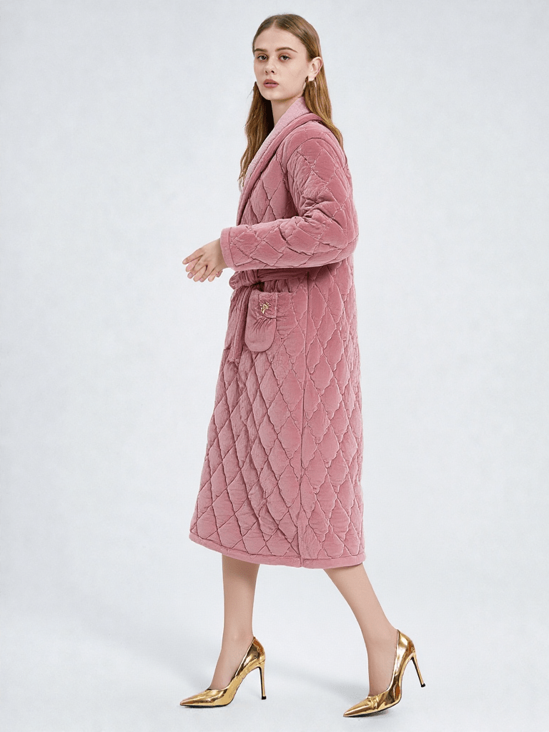 Détail matière et finitions, robe de chambre matelassée pour femme