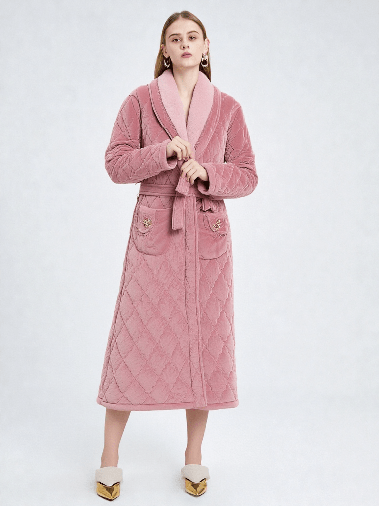 Robe de chambre matelassée pour femme, vue portée, chaud, chic, femme, grandetaille, kimono, long, luxe, matelasse, polaire, rose, treschaud, uni, velour