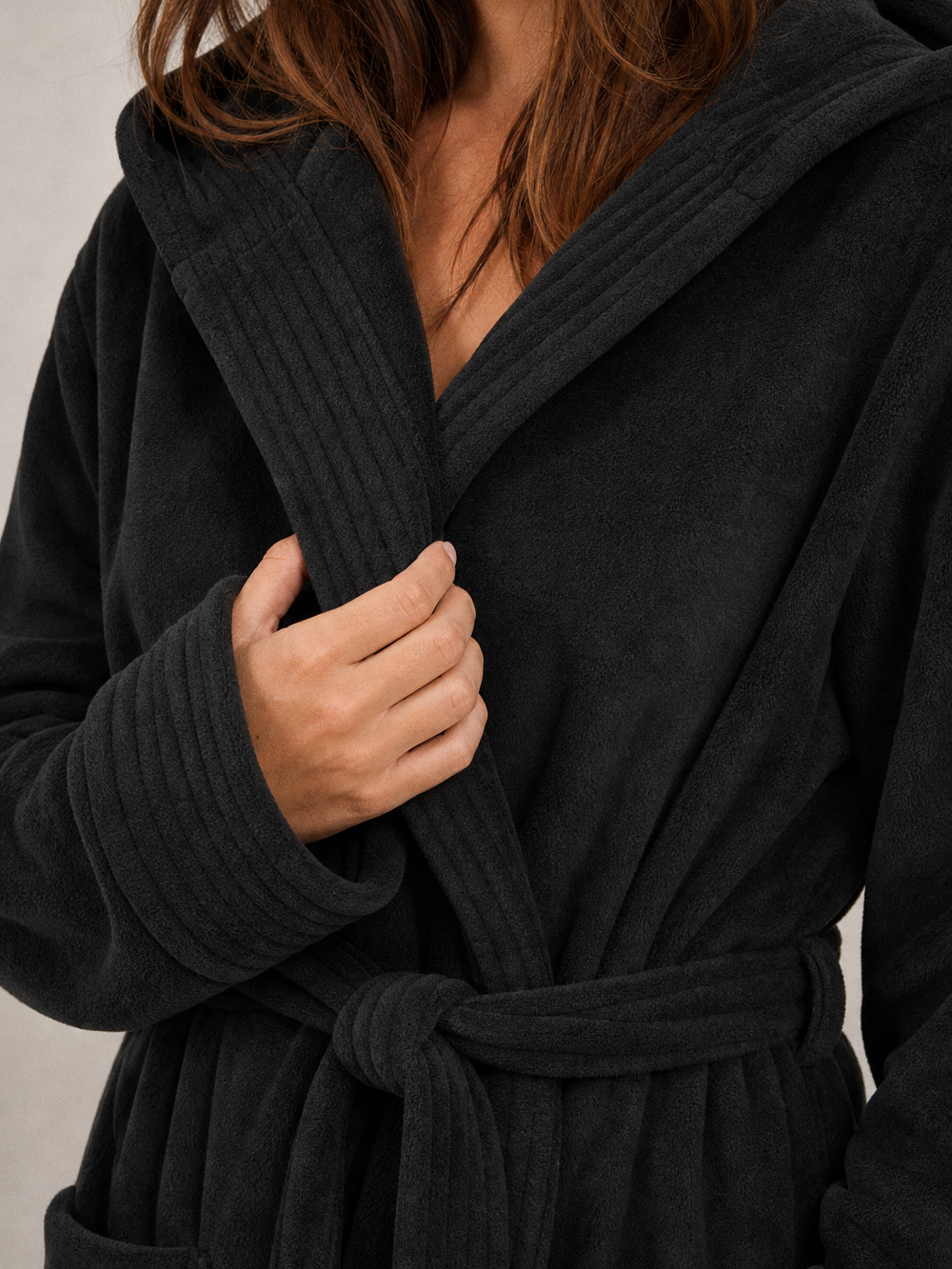 Robe de chambre noire femme – gros plan matière
