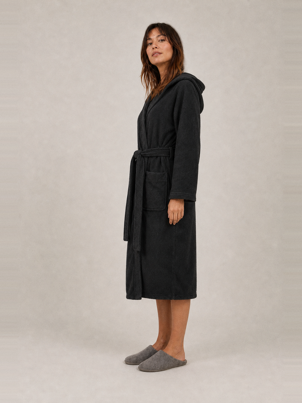Robe de chambre noire femme – longueur portée de profil