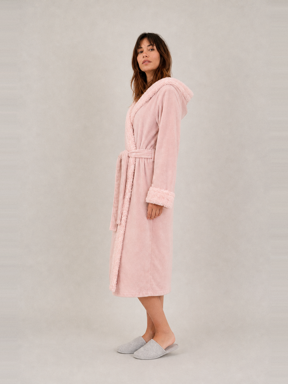 Robe de chambre pilou pilou femme rose – longueur portée de profil