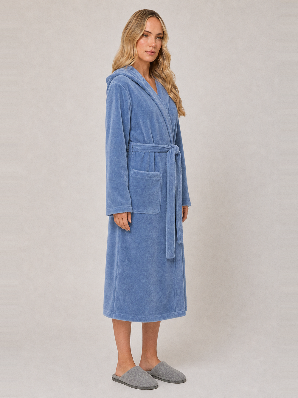 Robe de chambre bleue femme à capuche – longueur portée de profil