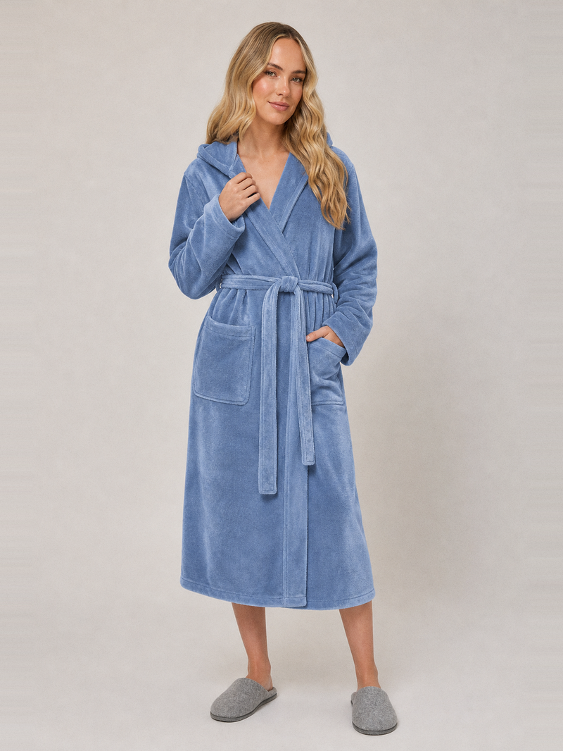 Robe de chambre bleue femme à capuche – portée de face