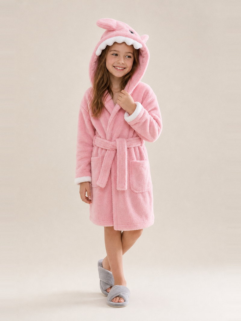 Robe de chambre fille 2 ans rose à capuche requin – portée de face