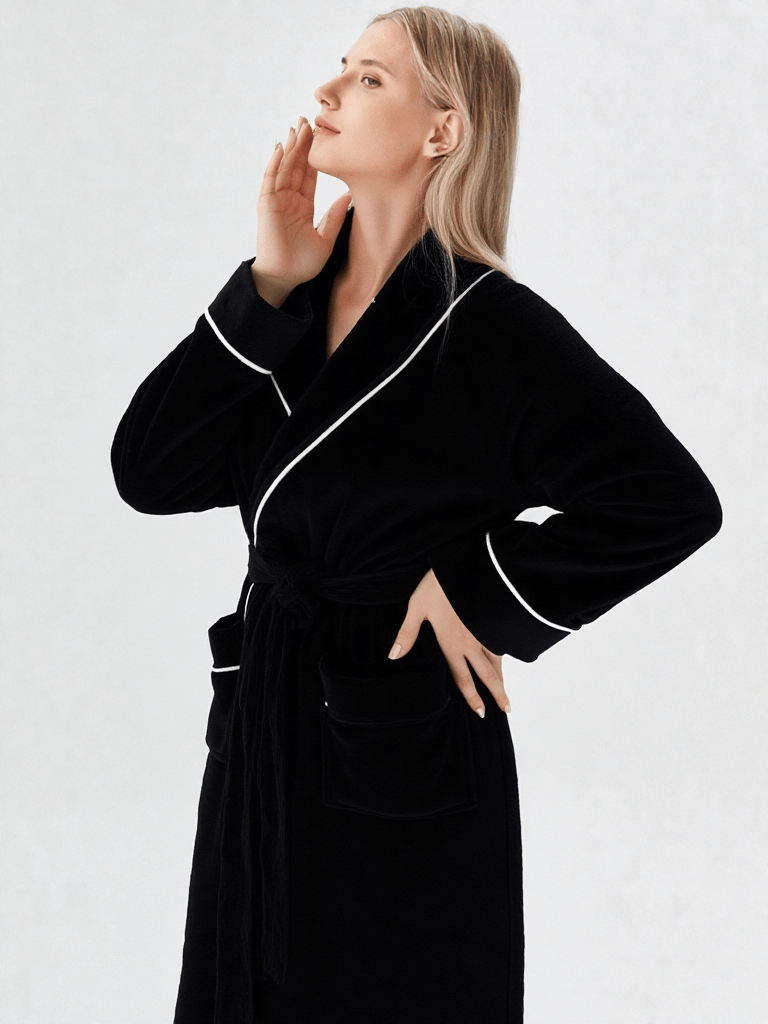 Détail matière et finitions, robe de chambre polaire noire femme
