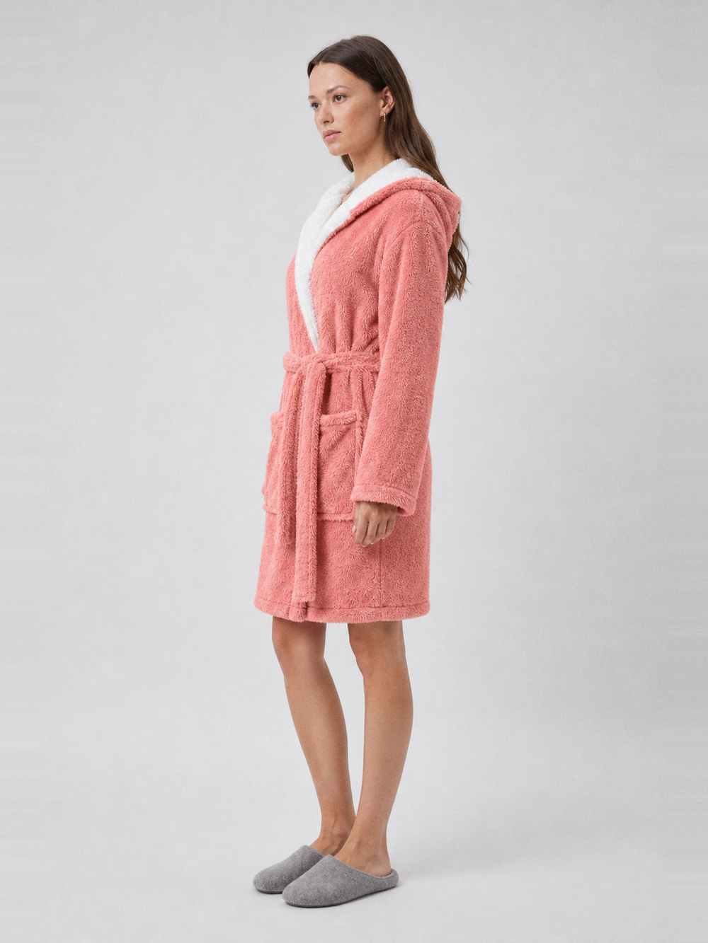 Robe de chambre moumoute femme rose à capuche – longueur portée de profil
