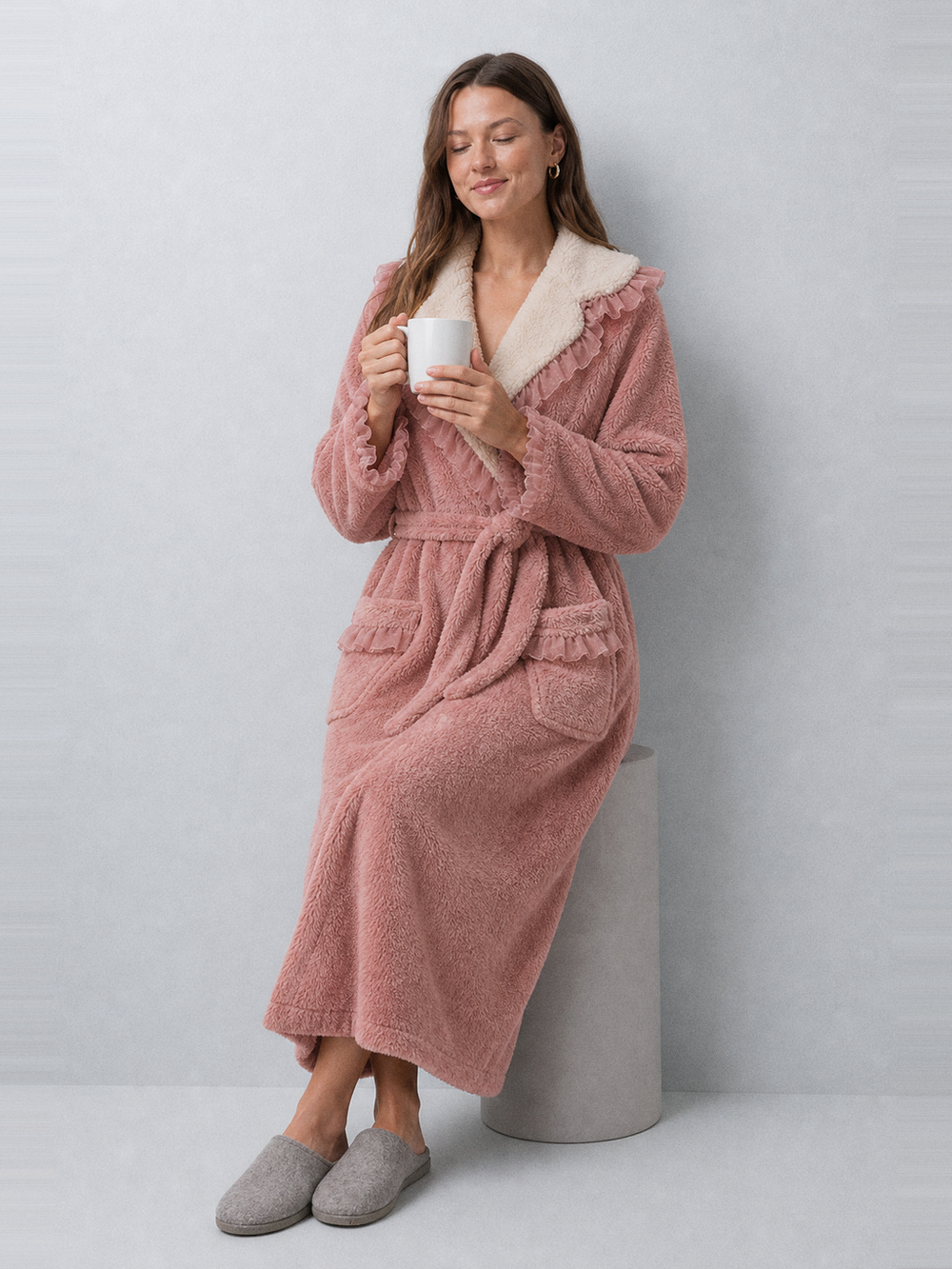 Robe de chambre rose – portée assise